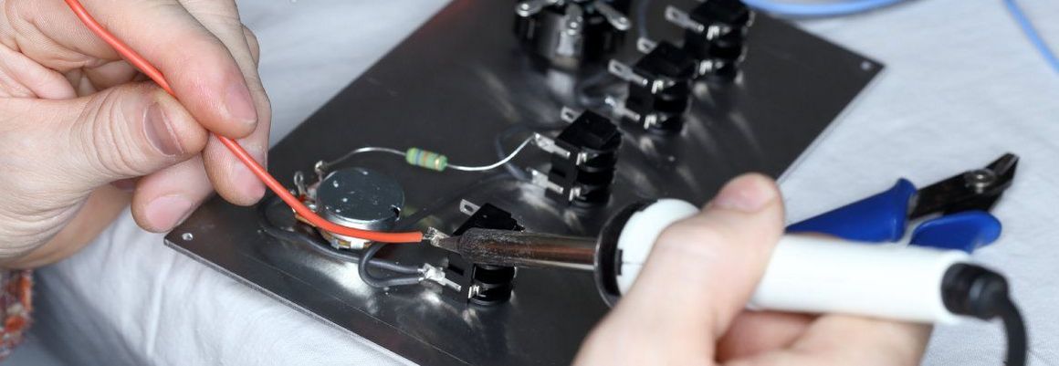 Draht wird an Elektrobauteil gelötet